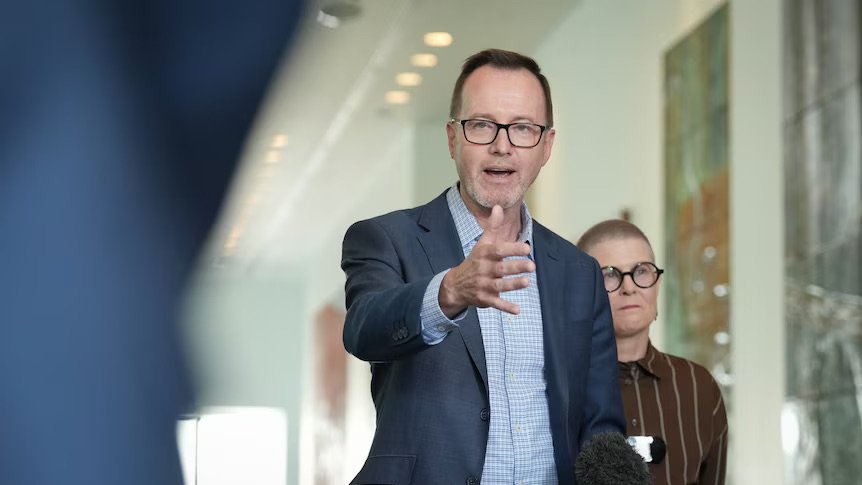 'Extraordinary avoidance of responsibility': Greens leader slams department over shackling