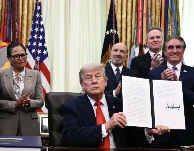 Trump restores commercial fishing - sparking fears for Pacific's protected areas
