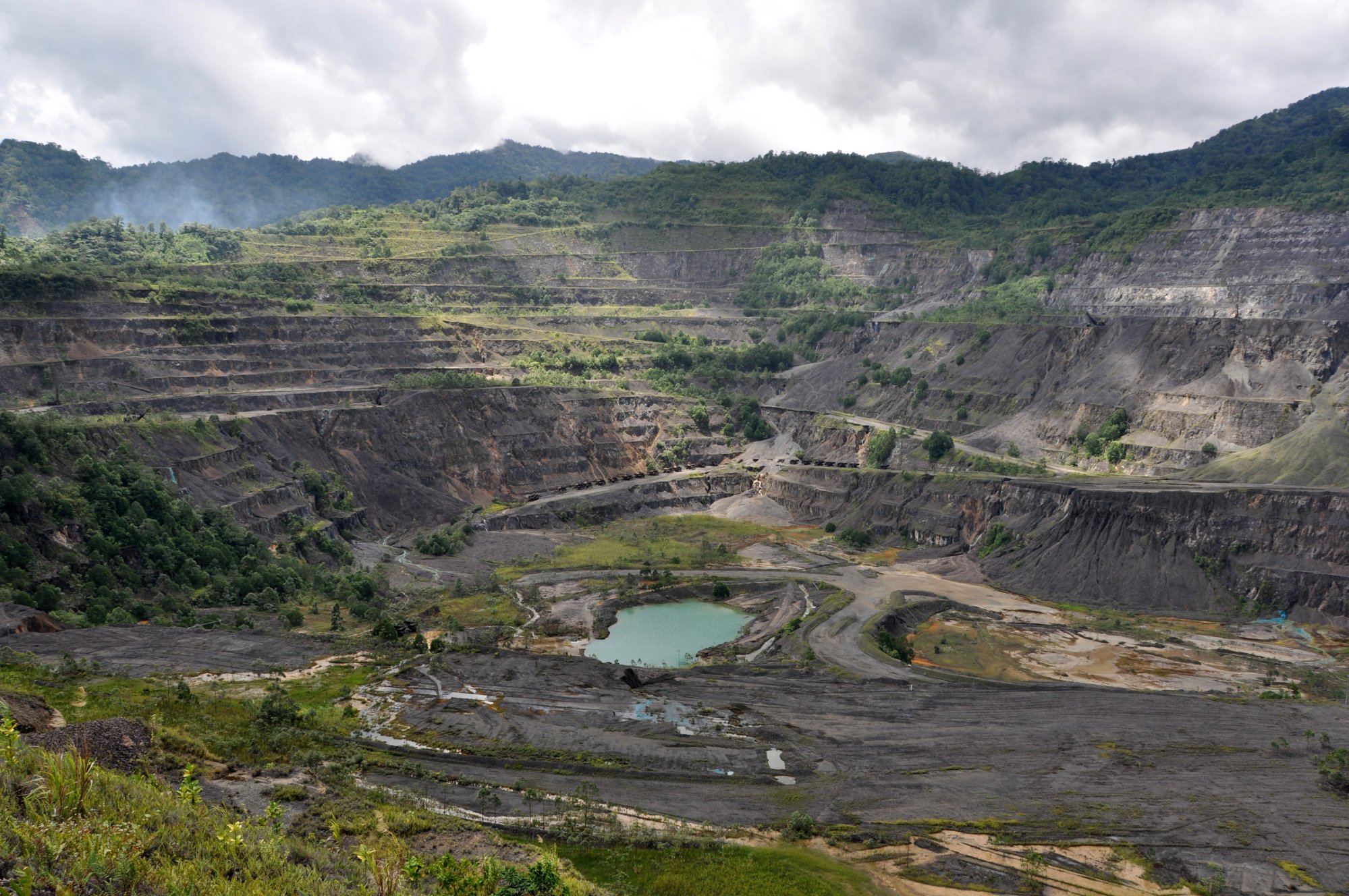 Shuttered Bougainville copper mining camp attacked