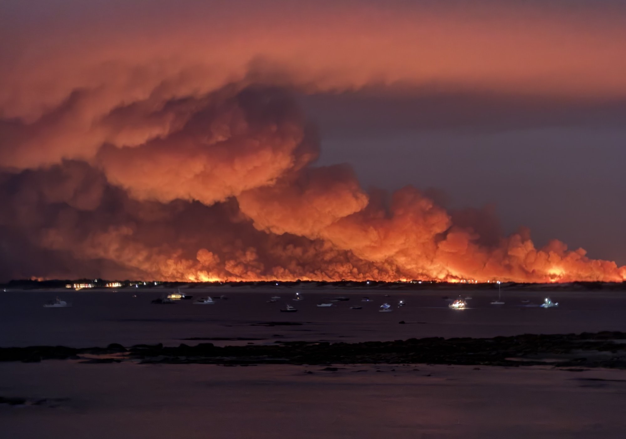 Broome bushfires treated as suspicious as crews monitor Waterbank area