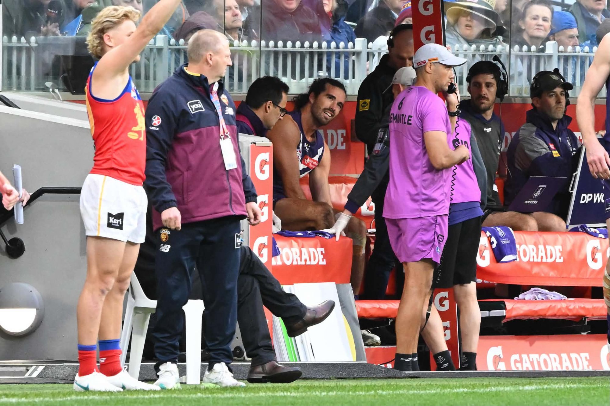 Fremantle dealt major blow as skipper Alex Pearce's afternoon ends early