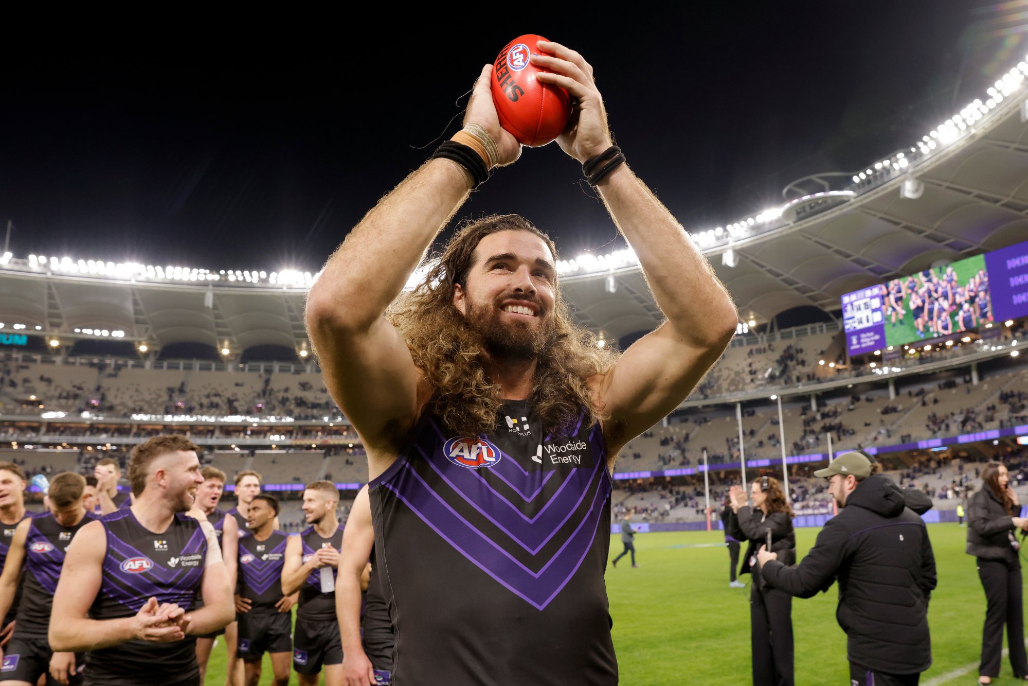 Pearce stars in milestone match, Bolton plucks mark of year contender as Dockers extend unbeaten run