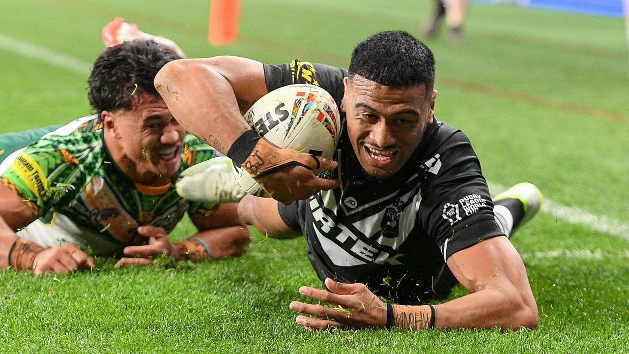 Kiwis crush Cook Islands, send World Cup warning