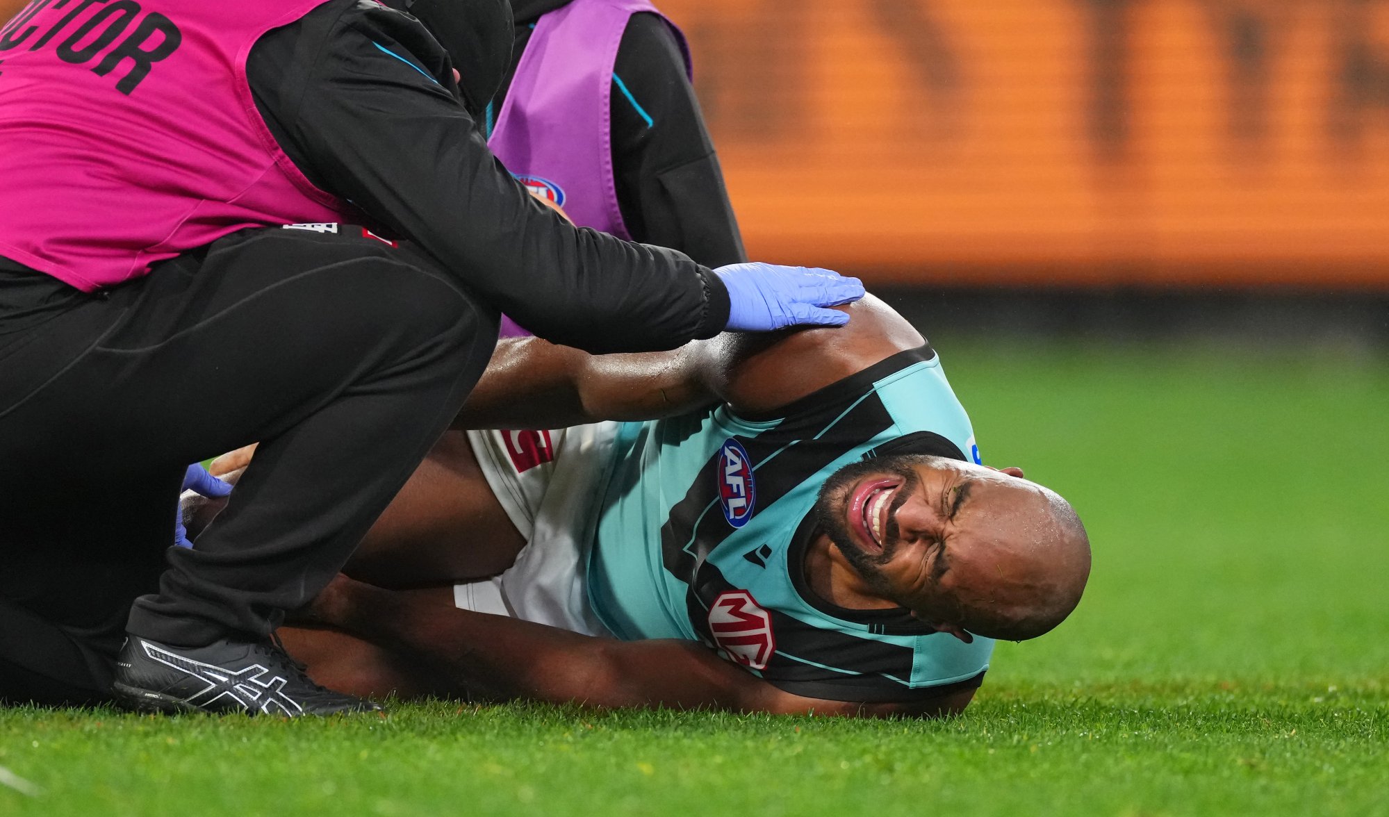 Port defender out long-term after horror knee injury